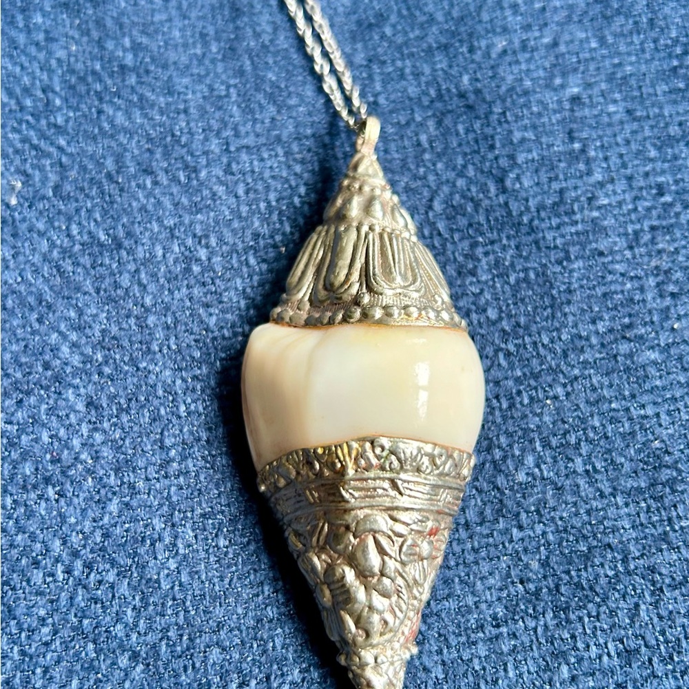 Elegant Silver and Ivory Pendant Necklace